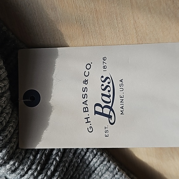 G H Bass & Co NWT Gray cable knit, metallic studded beanie hat - Picture 4 of 6